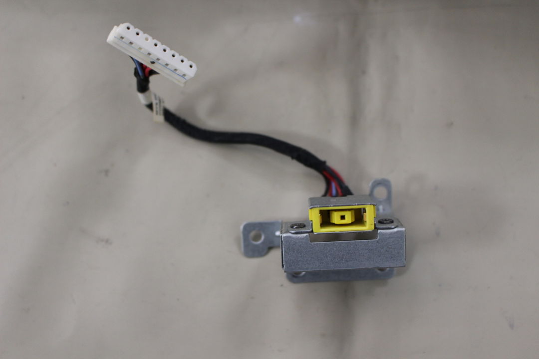 外した電源ジャックはこんな感じ