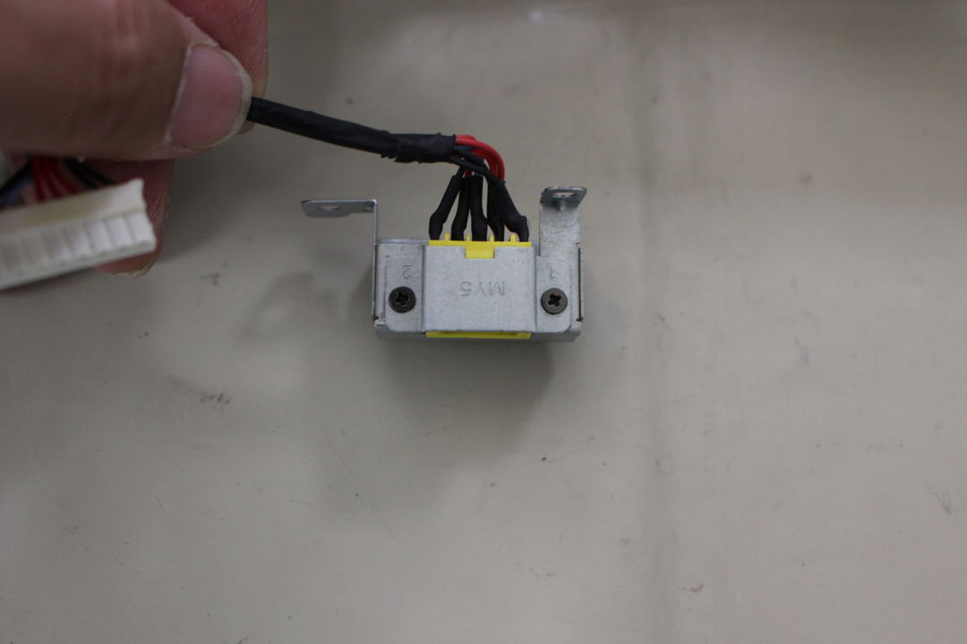 電源ジャックについている金属のものはネジ二か所で止まっている