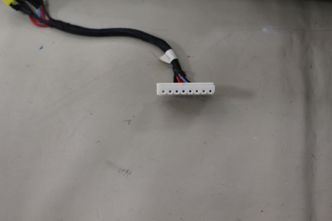 電源ジャックのマザーボードがコネクタはこんな感じ