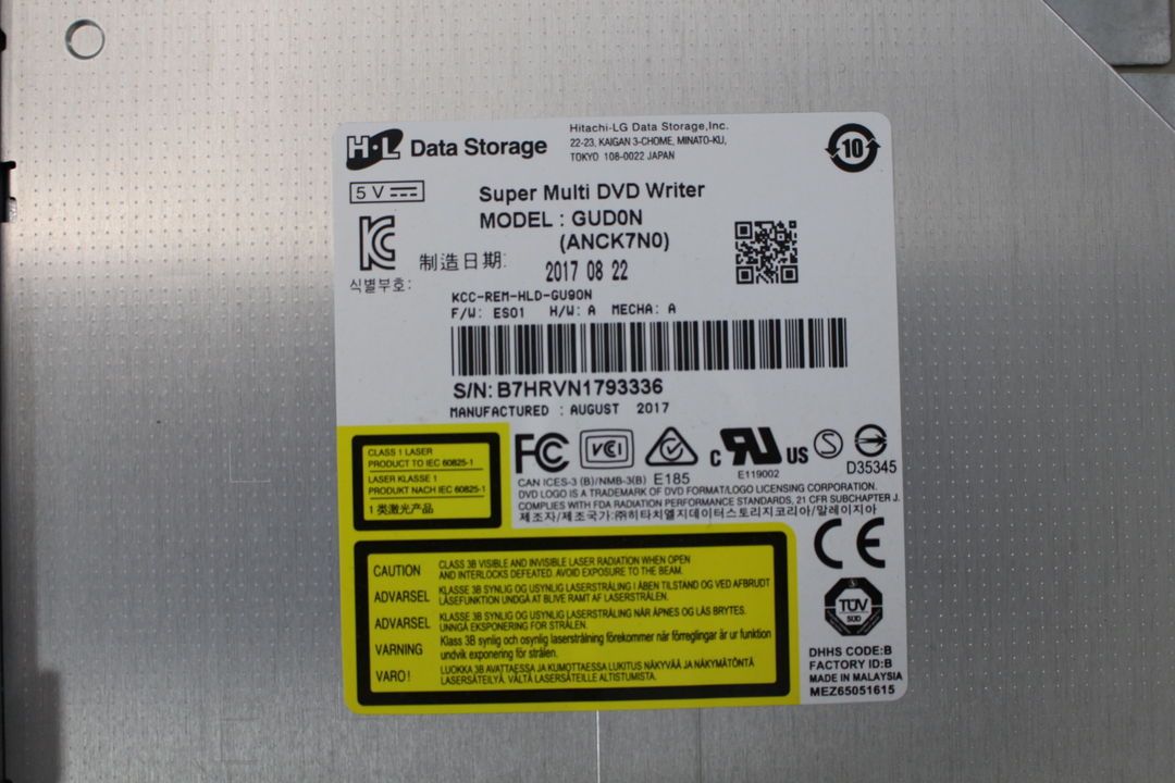 DVDドライブの使用搭載しているDVDドライブの厚みは9.5mmのスリムタイプ