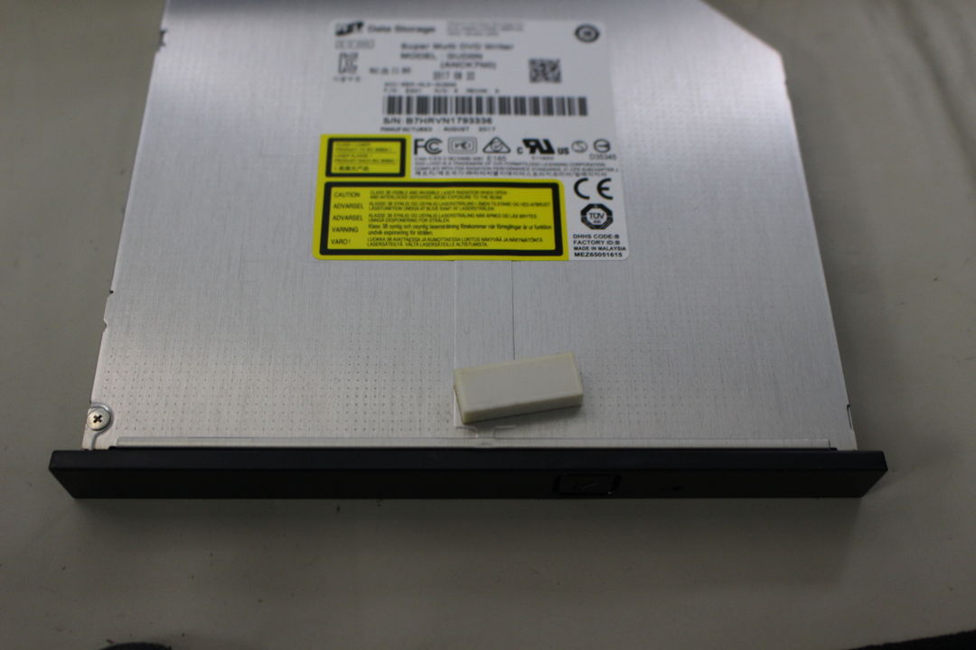 DVDドライブの正面はこんな感じ
黒い部分(ベゼル)を取り外す場合は、トレイを引き出してから取り外すとやりやすい