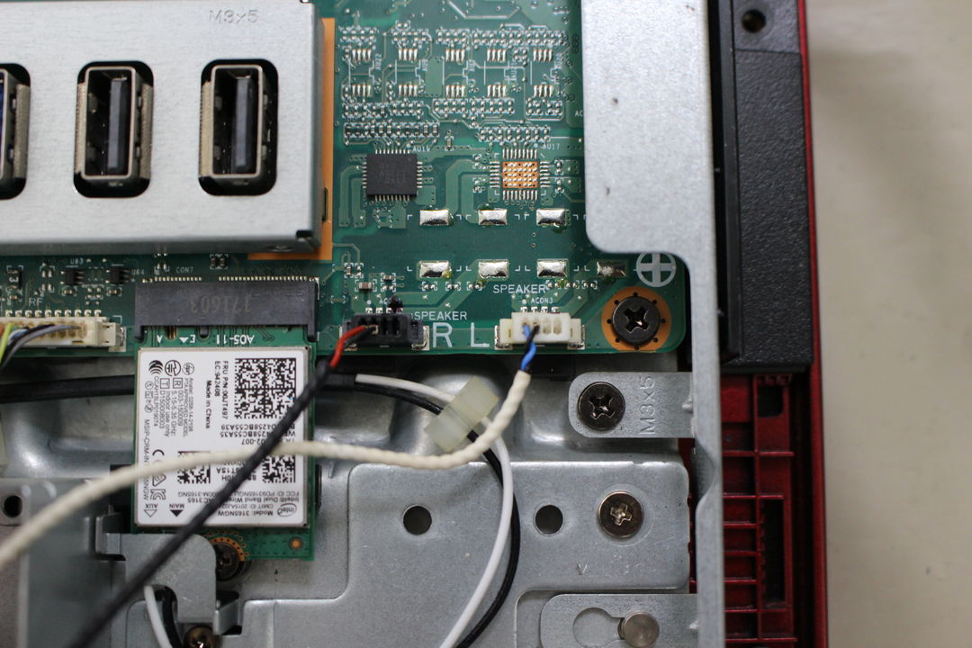 スピーカーも左右のコネクタがマザーボードに接続されている
ケーブルが細いので断線やマザーボード側のコネクタ破損に注意