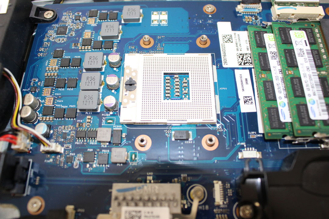 CPU を取り外した後の写真です。固定位置や周辺構造を確認できます。