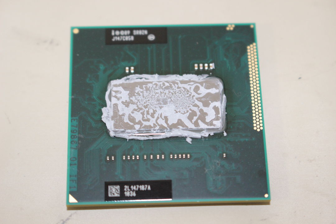 CPU のラベル部分を撮影した写真です。SR02N (Intel Core i7-2670QM)