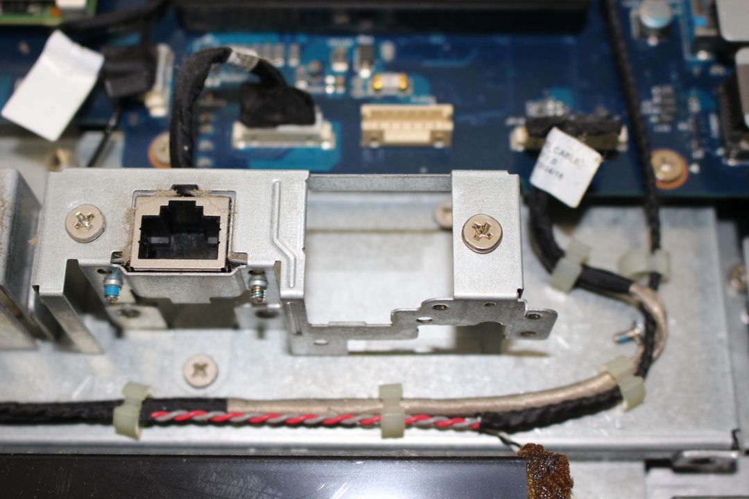 実機で確認した DCジャック(給電端子) の写真 2