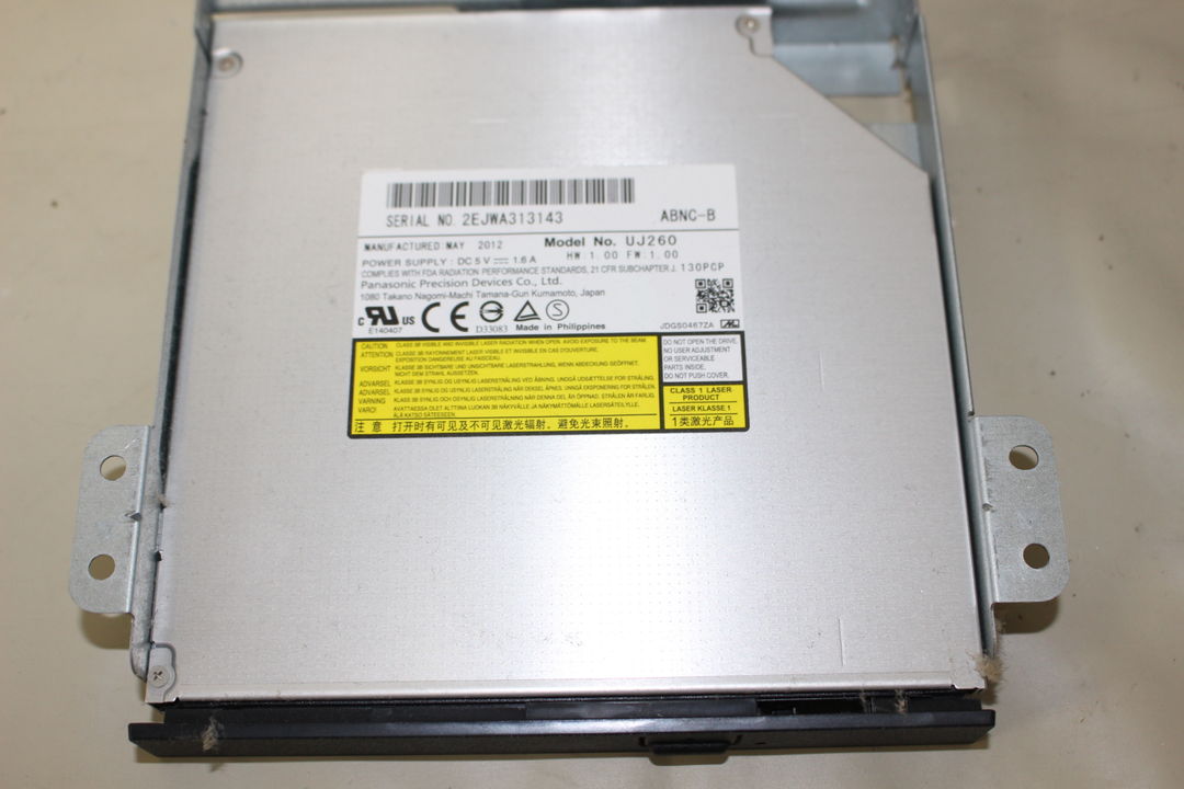 取り外した DVDドライブ の全体写真です。部品の形状やサイズ感を確認できます。
