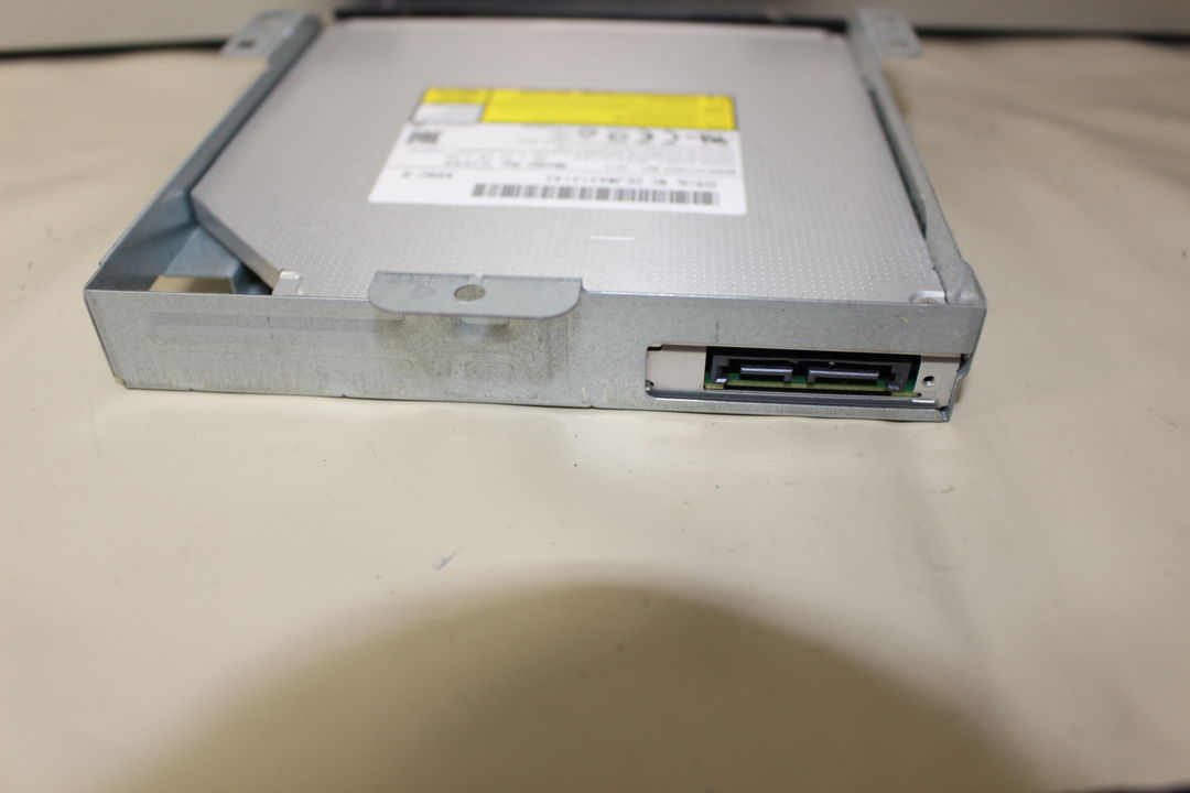 取り外した DVDドライブ のコネクタ部分の写真です。端子形状や接続方向の確認に使用できます。