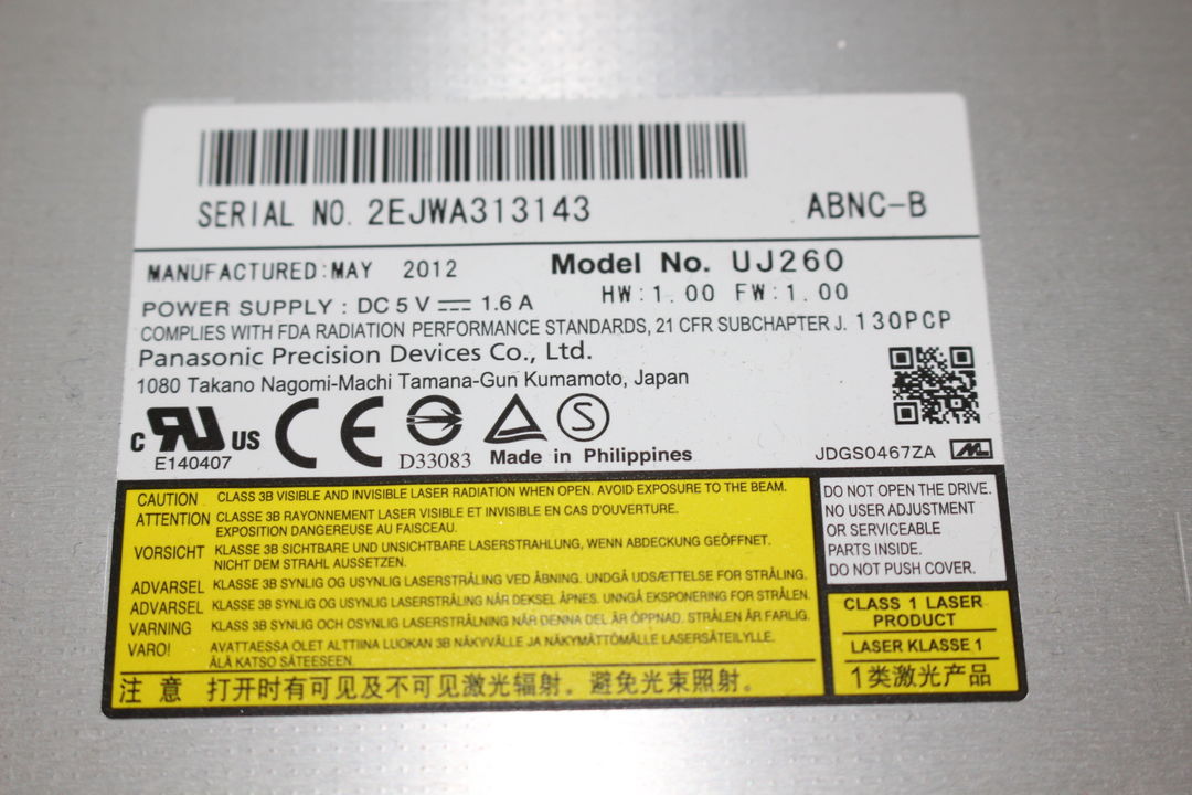 DVDドライブのラベル部分の写真です。読み取れる情報は以下の通りです。
モデル番号: UJ260
製造年月: MAY 2012
電源: DC 5V 1.6A