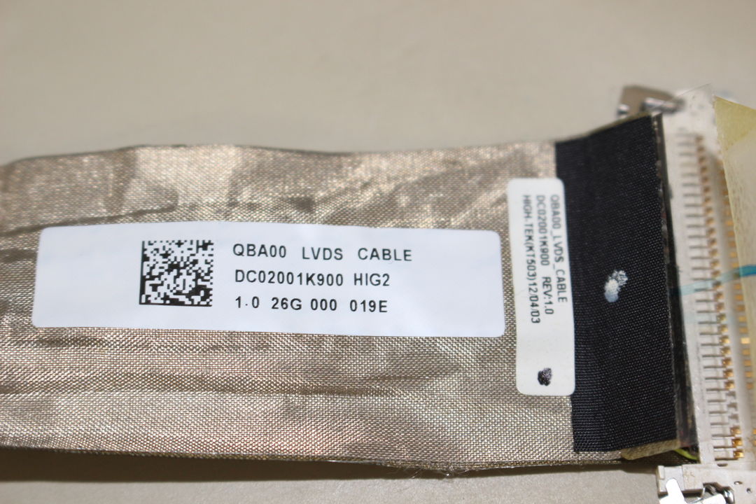 液晶ケーブル(LVDS)のラベル部分を撮影した写真です。
型番:QBA00 LVDS CABLE
パーツ番号:DC02001K900 HIG2
その他:1.0 26G 000 019E