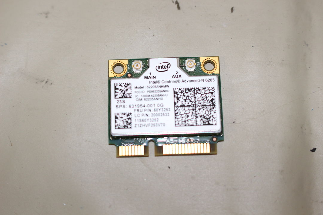 Wi-Fiカード(無線LANカード)のラベル部分の写真です。主な読み取り情報は以下の通りです。
Intel® Centrino® Advanced-N 6205
コネクタ部分はPCI Express Mini Cardタイプ
