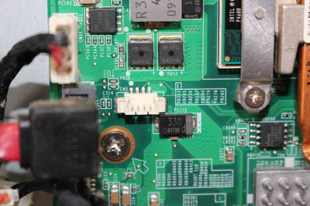 CPUファンを取り外した後のマザーボード側コネクタの写真です。
4ピンであることがわかります