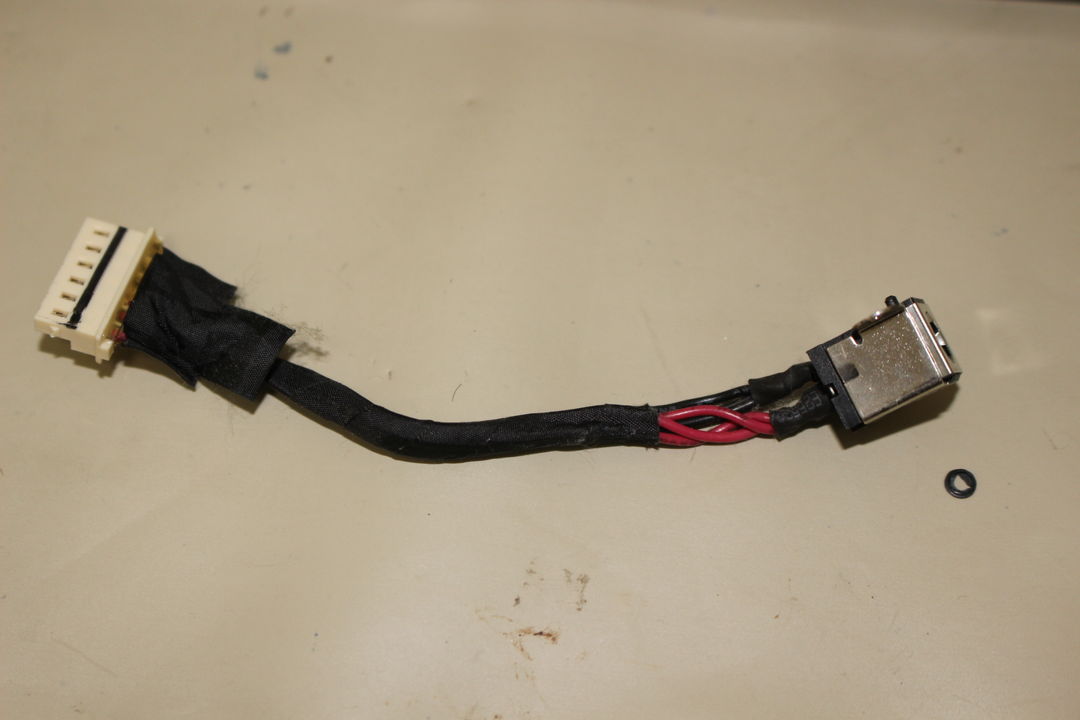 VN370/CS1JB(PC-VN370CS1JB) に搭載されていた DCジャック(給電端子) の実物写真(カット5)