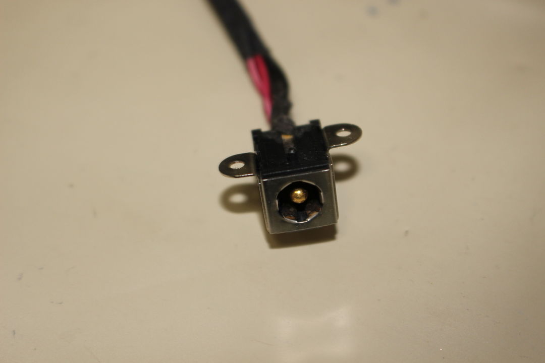 VN370/CS1JB(PC-VN370CS1JB) に搭載されていた DCジャック(給電端子) の実物写真(カット6)