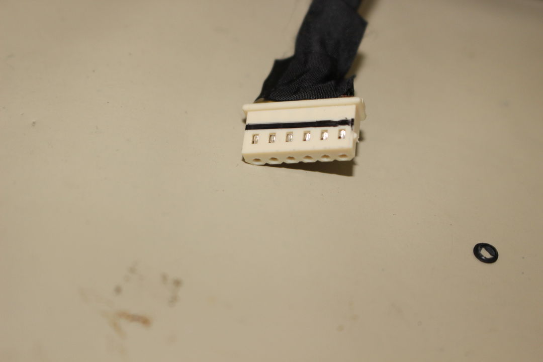 VN370/CS1JB(PC-VN370CS1JB) に搭載されていた DCジャック(給電端子) の実物写真(カット7)