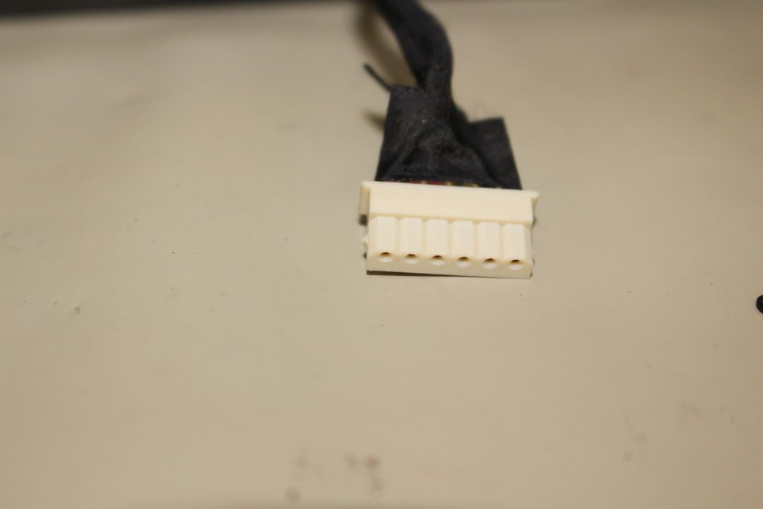 VN370/CS1JB(PC-VN370CS1JB) に搭載されていた DCジャック(給電端子) の実物写真(カット8)