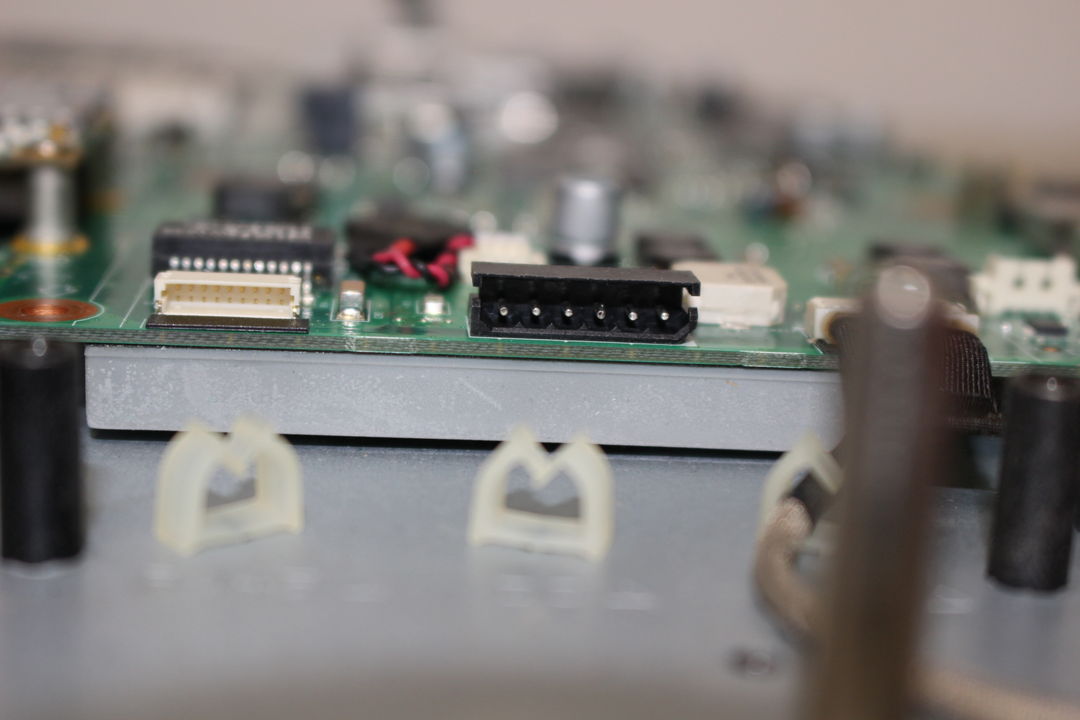 VN370/CS1JB(PC-VN370CS1JB) に搭載されていた DCジャック(給電端子) の実物写真(カット9)