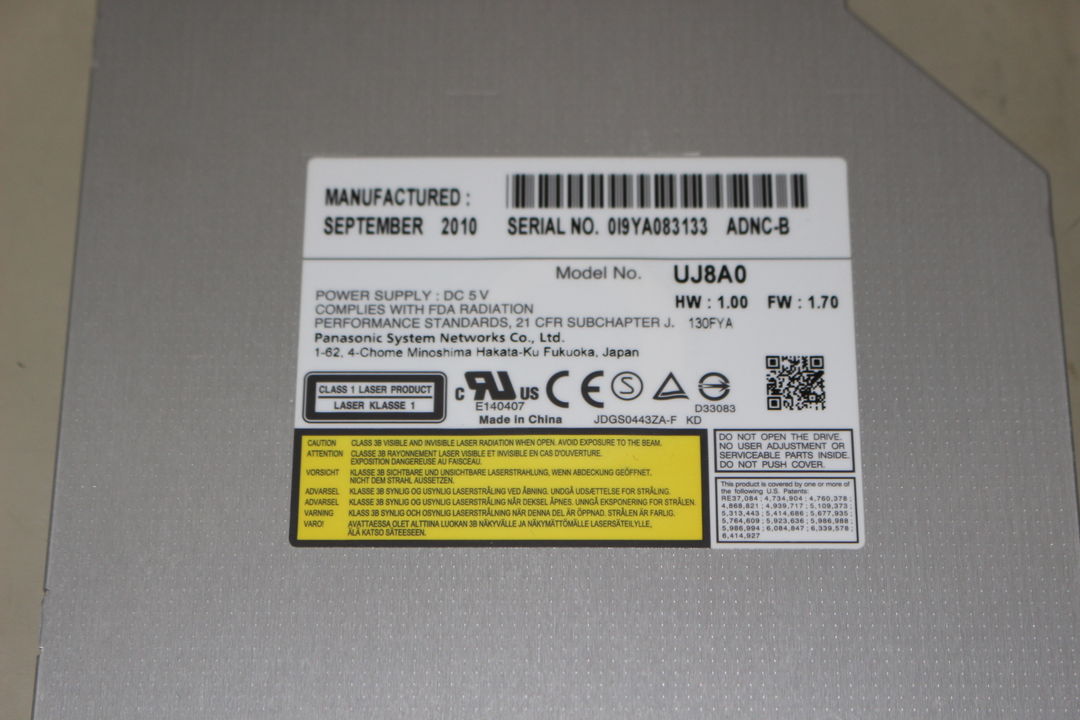 取り外したDVDドライブ全体の写真です。
電源: DC 5V
- 型番表記あり(UJ8A0)
- ハードウェアバージョン1.00、ファームウェアバージョン1.70
-