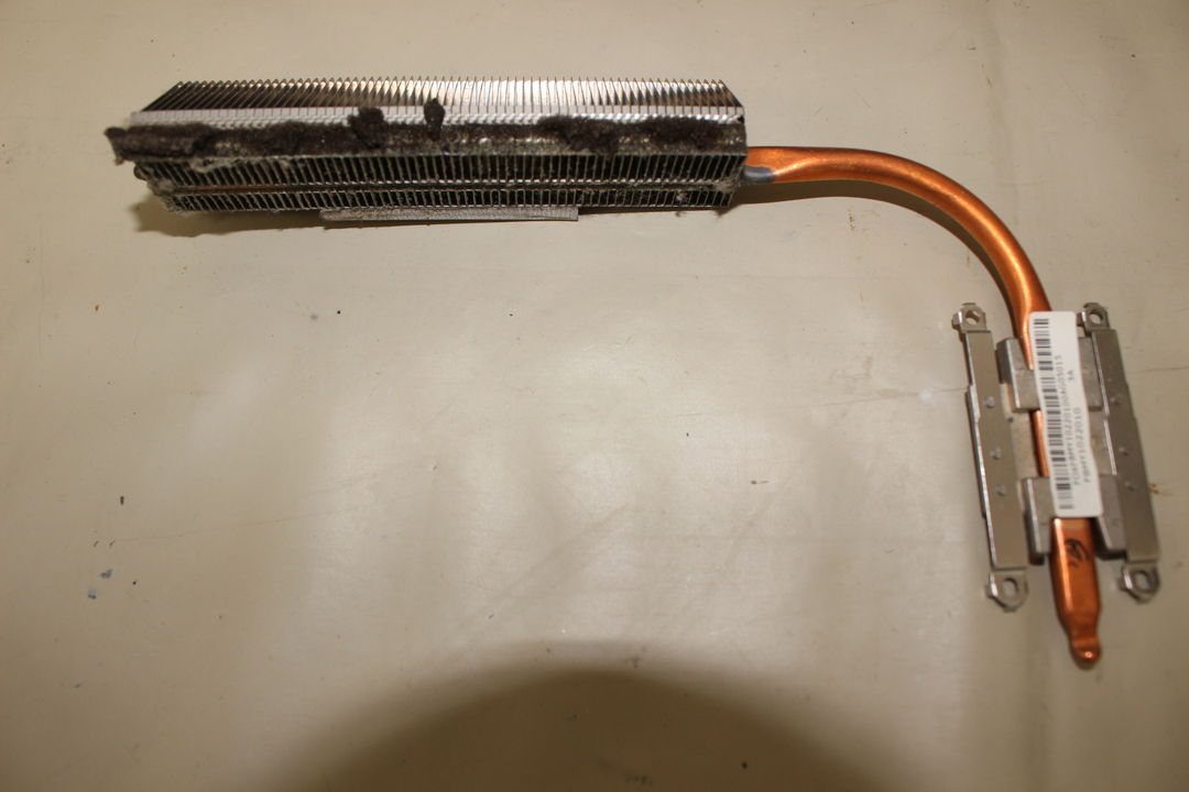 取り外したヒートシンク。結構ゴミが溜まります