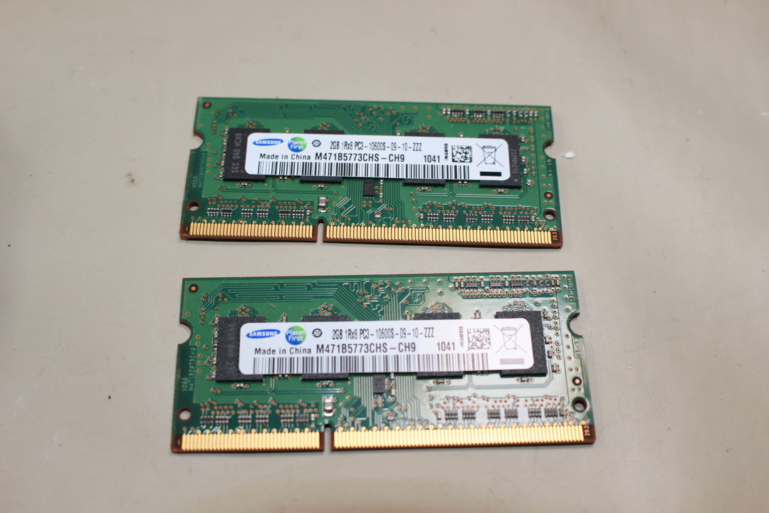 取り外したメモリをさらに反対側に搭載しているメモリはPC3-10600というメモリが2枚搭載していました。