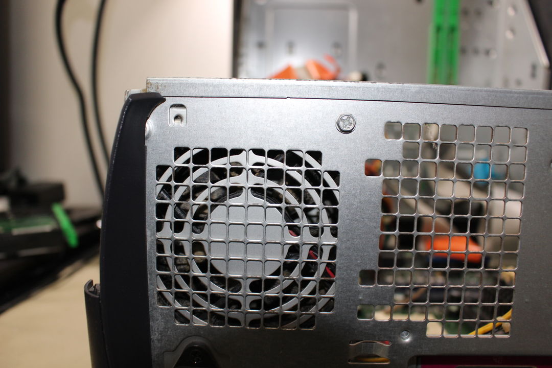 DELL DIMENSION 8250 電源ユニットの取り外し・確認写真 4枚目
