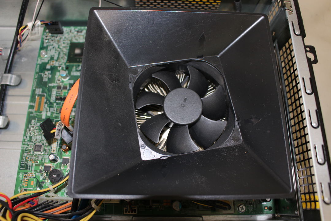 DELL Inspiron 660S CPU冷却ファンの取り外し・確認写真 4枚目