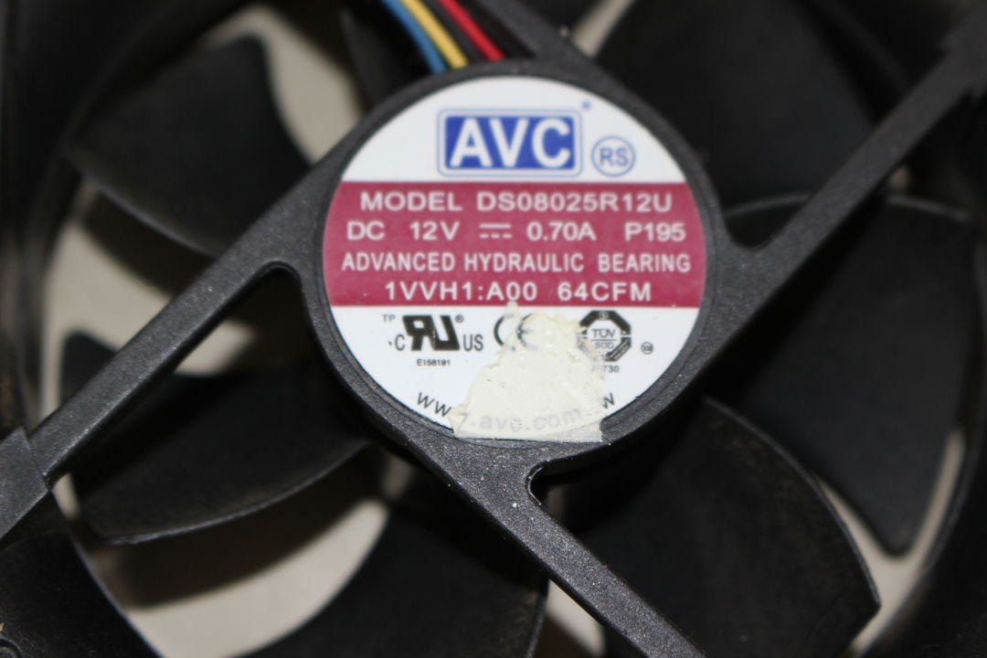 AVC製CPU冷却ファンのラベルを拡大した写真(10枚目)