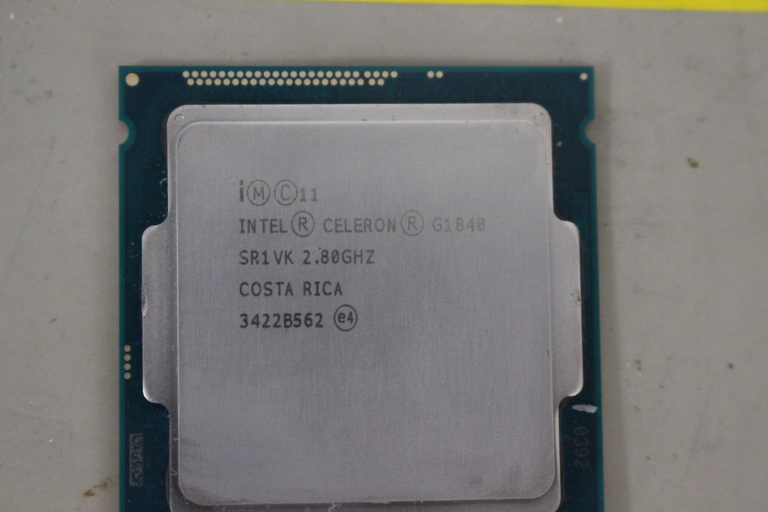 Intel Celeron G1840 2.80GHzのCPU表面(7枚目)