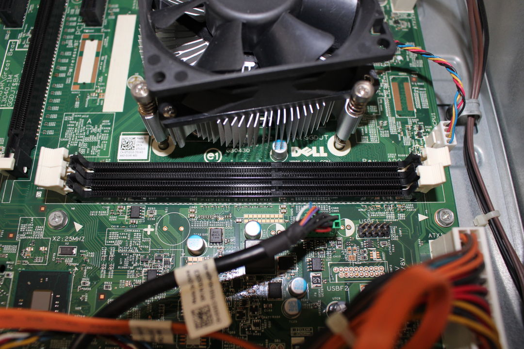 DELL Vostro 3800 メモリの取り外し・確認写真 4枚目