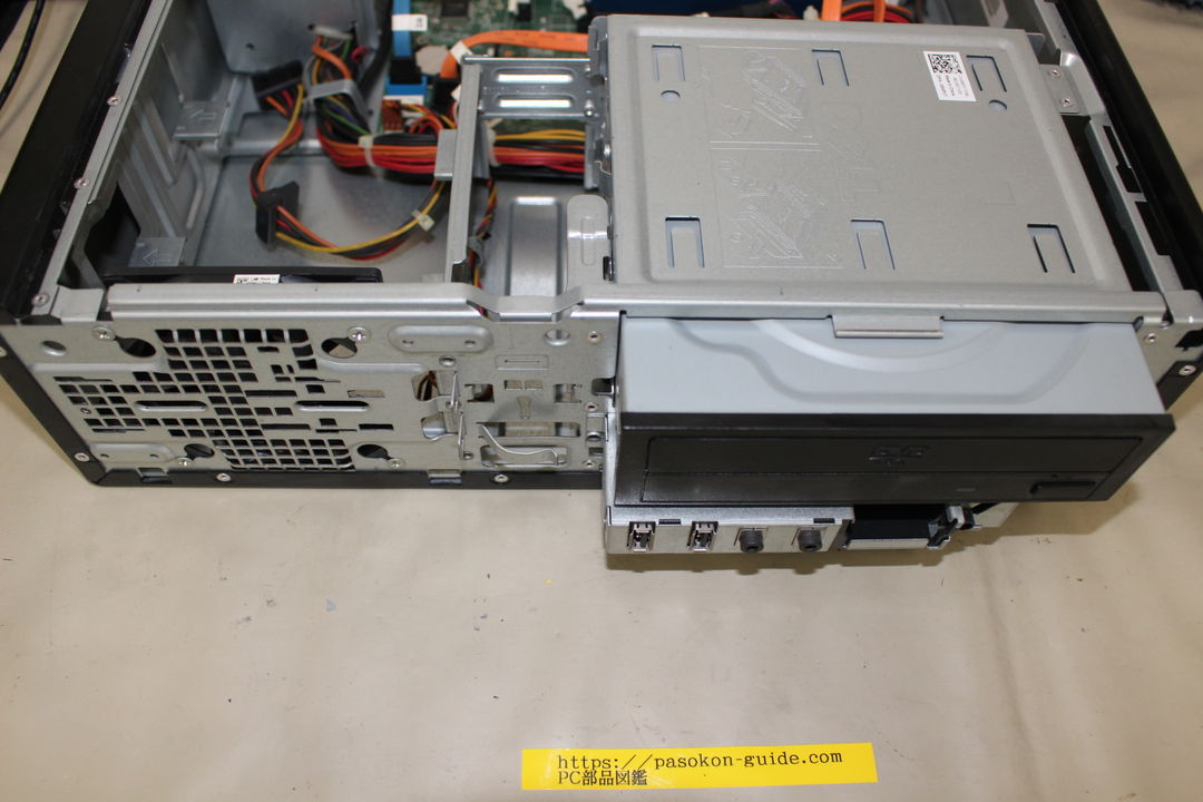 DELL Vostro 3800 光学ドライブの取り外し・確認写真 4枚目