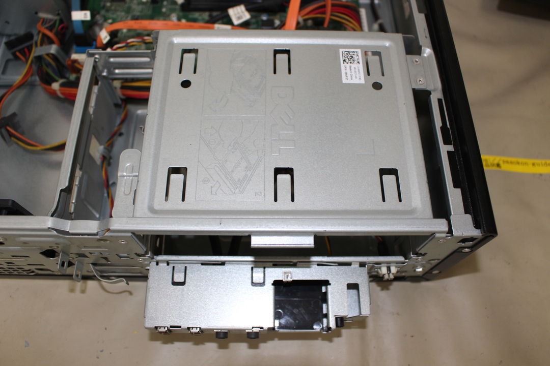 DELL Vostro 3800 光学ドライブの取り外し・確認写真 6枚目