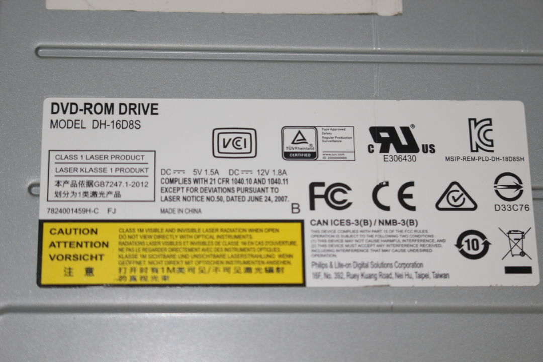 DELL Vostro 3800 光学ドライブの取り外し・確認写真 11枚目