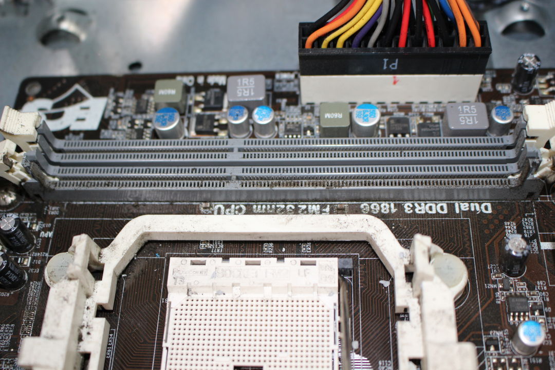 MXA26810SDSのメモリスロットとマザーボード