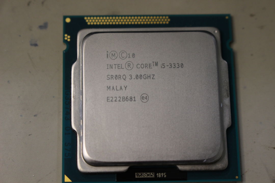 Intel Core i5-3330 3.00GHzのCPU表面(6枚目)
