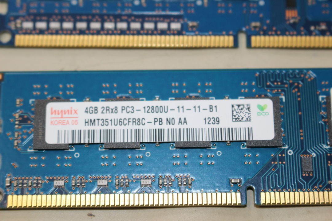 SK hynix製4GBメモリモジュールのラベルと基板(6枚目)